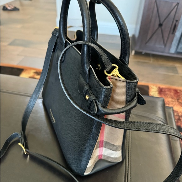 Used Burberry bag. It’s in great condition and 100 percent authentic - Picture 3 of 6